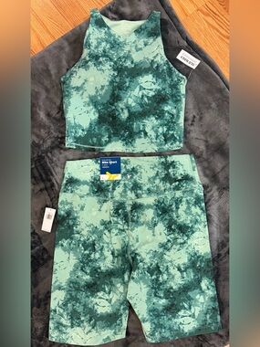 NWT Old Navy PowerChill Green Tie-Dye Active Wear Crop Top & Bike Shorts Set